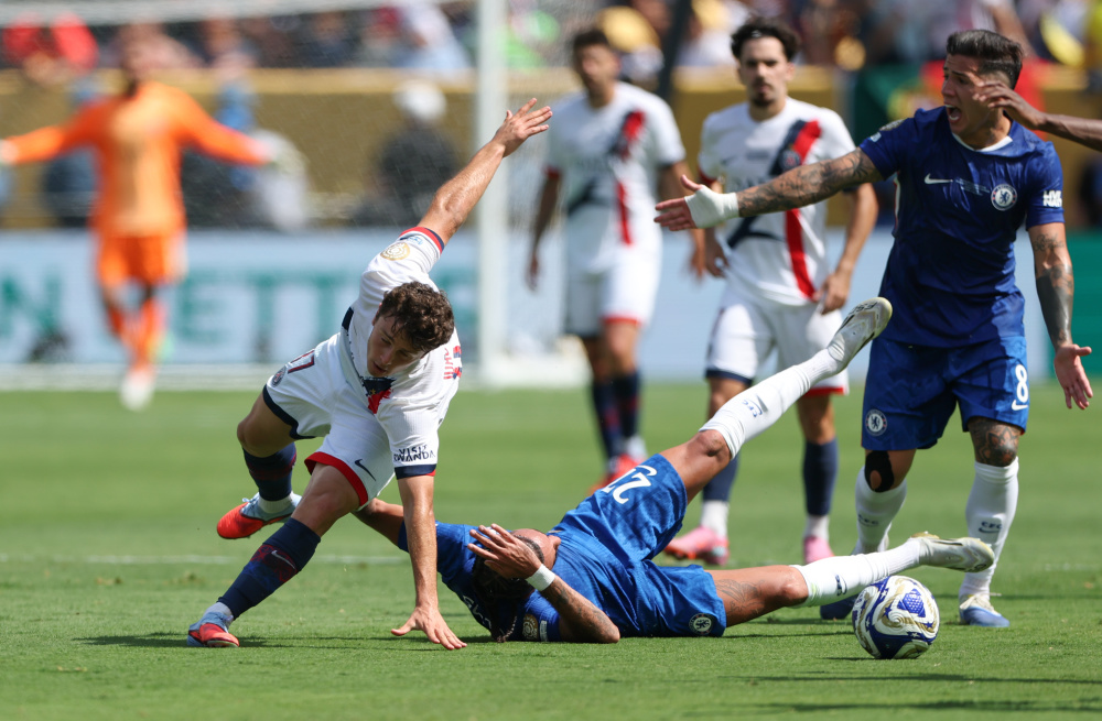 不少球迷在 不少球迷在